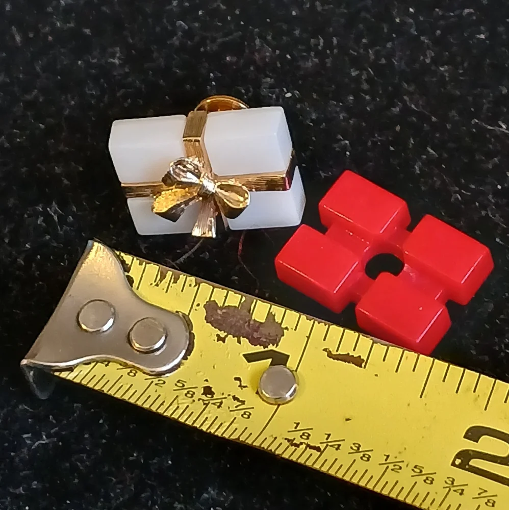Vintage Avon goldtone bow interchangeable gift brooch, pin white, red